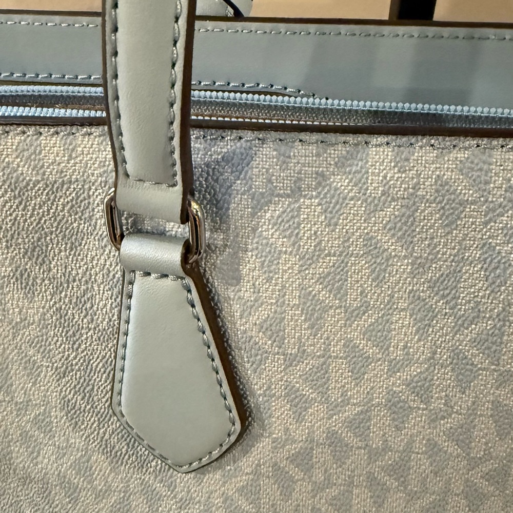 Michael Kors Sky Blue Sheila Signature Tote NWT - Picture 4 of 10